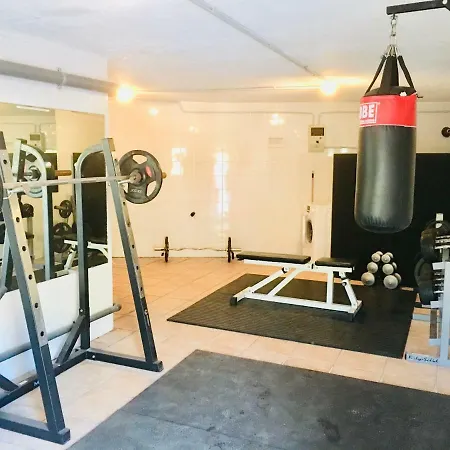 Guapa With Gym Aircon Wifi Villa